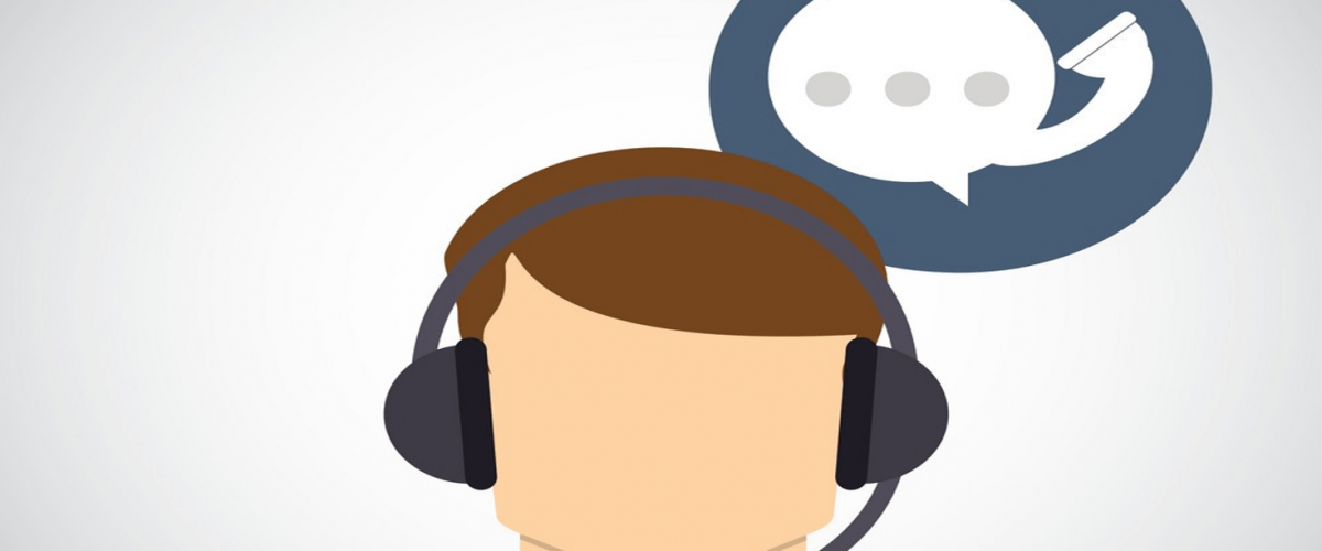 صحبت کردن کارشناس مرکز تماس با مشتری پشت تلفن